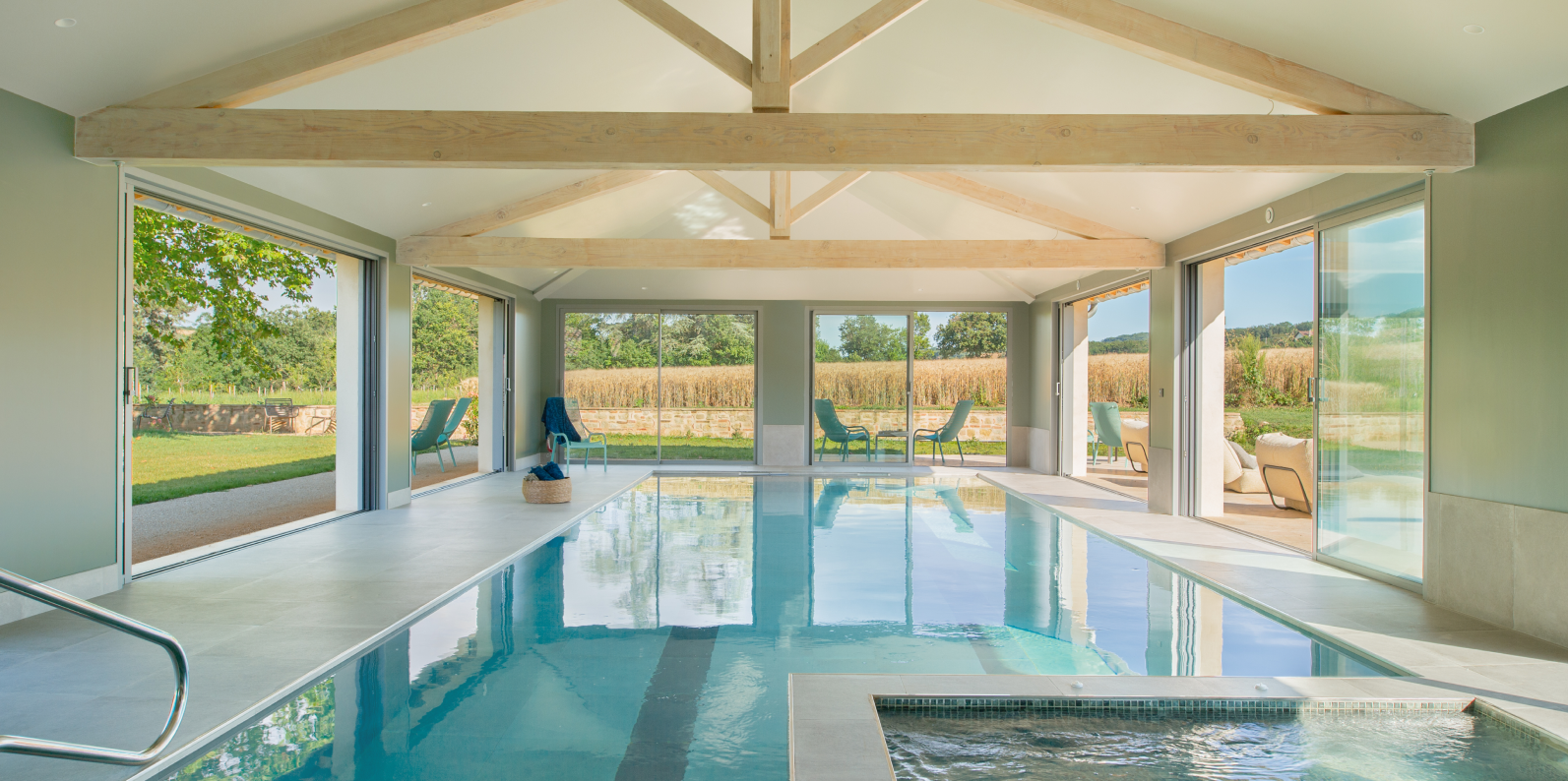 Piscine intérieur la bélonie