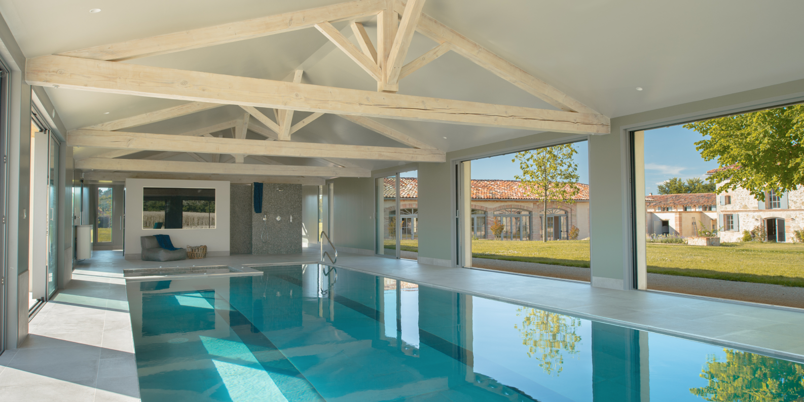 Piscine intérieur la bélonie espace détente